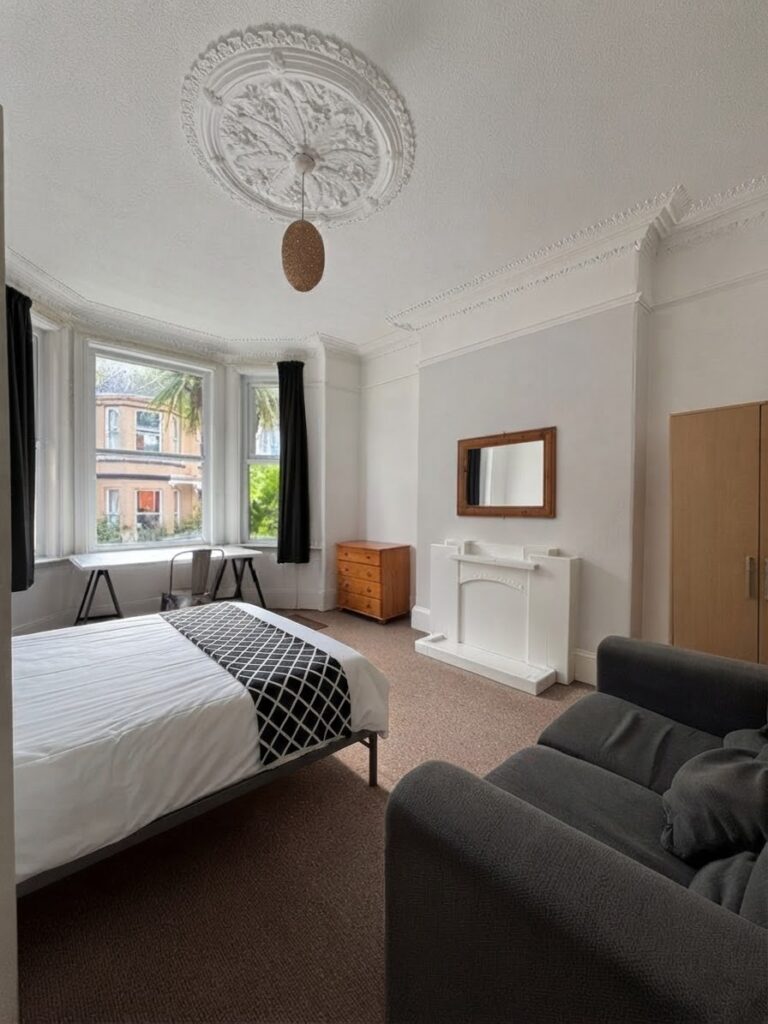 Hillside Avenue - Plymouth - Devon - PL46PR